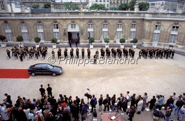 elysee 12.JPG - Cour du Palais de l'Elysée lors la passation de pouvoirGarde républicaine et PhotographesParisFrance
